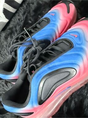 Nike Gradient Blue to Pink Air Max Sneakers with Black Accents,big kids size 5.5